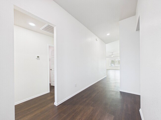 Building Photo - Brisa