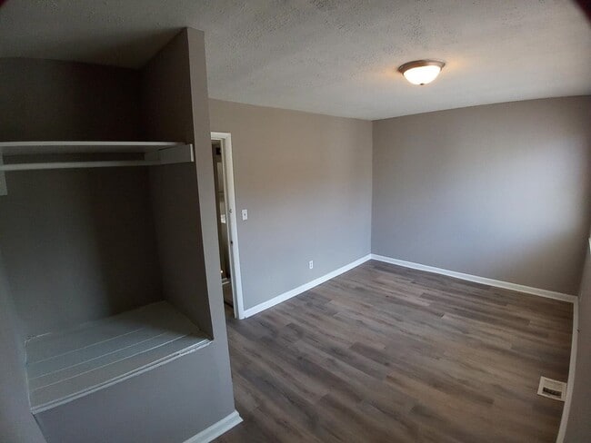 Building Photo - 3Br/1.5Ba Fully Renovated Townhouse