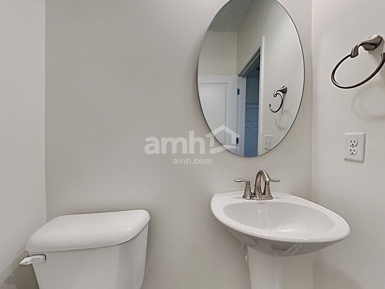 Building Photo - 507 W Lionel Rd