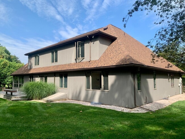 Building Photo - GRAND FIVE BEDROOM HOME