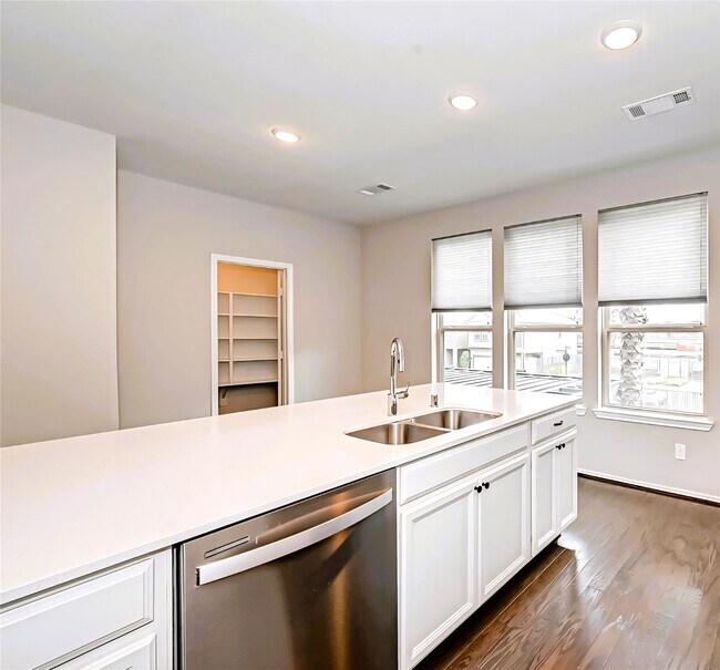 Building Photo - 3115 Roseland Terrace Ln