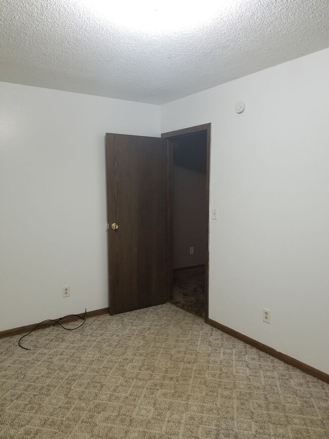 Building Photo - Large 2+ Bedroom home with a country setting