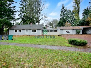 Building Photo - 3 Bed and 1 Bath Single-family Home Availa...