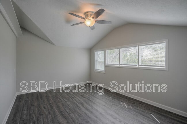 Building Photo - 815 S Main Rd
