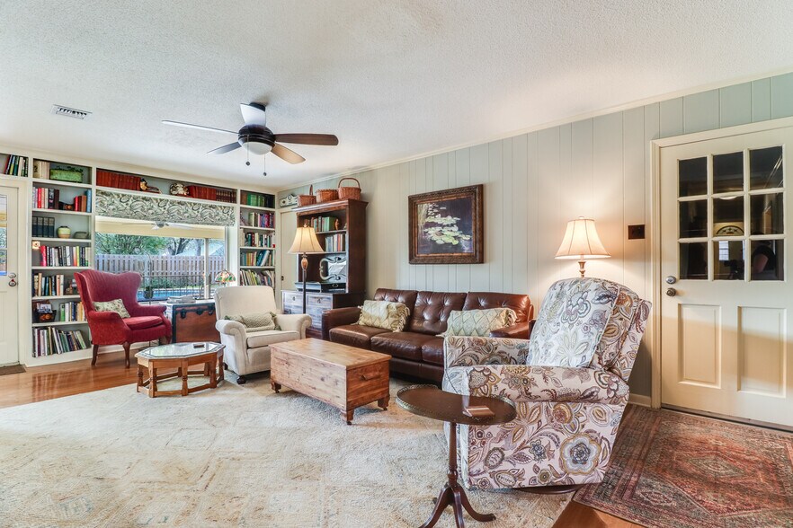 Living room - 412 Woodvale Ave