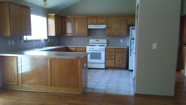 Building Photo - 4 bed 1.5 miles from OU Campus available f...