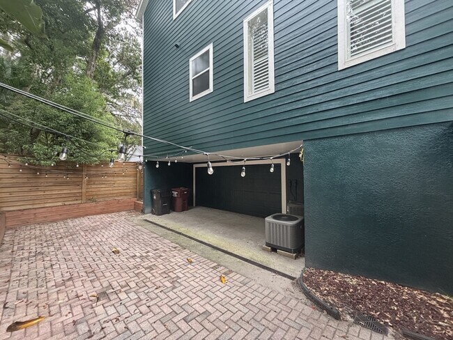 Building Photo - 827 Meridale Ave