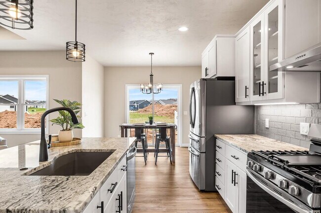 Building Photo - Large 3 Bedroom  Home