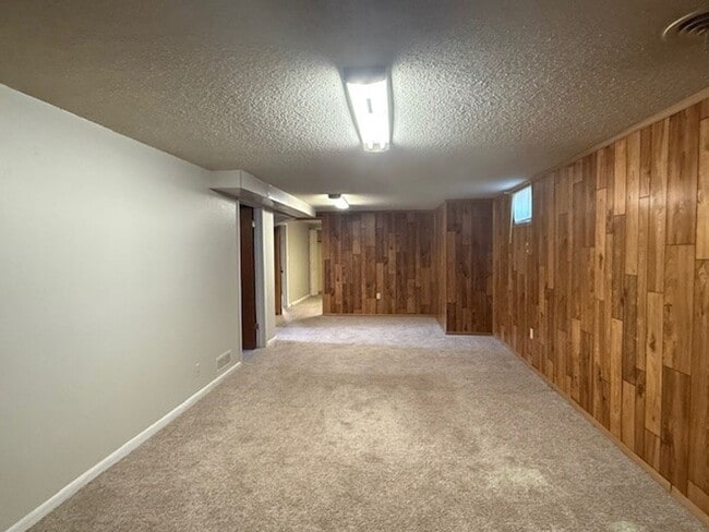 Building Photo - House For Lease