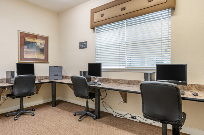 Resident business center - Park Villas Apartments