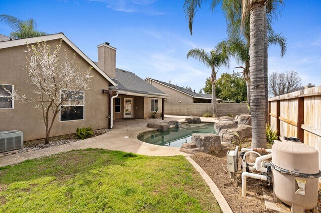 Building Photo - Gorgeous 3 bd. & 2 bath Home with a pool i...