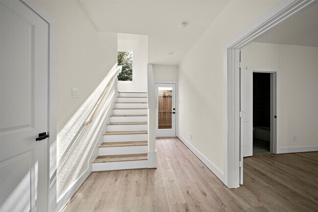 Building Photo - 2708 Nagle St