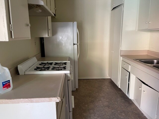 Kitchen - 14011 Sherman Way