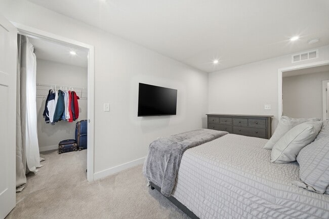 Building Photo - 1617 Catbird Ln