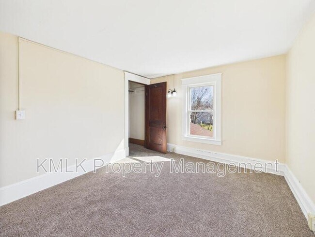 Building Photo - 446 7th St