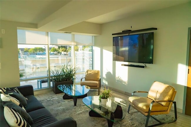 Building Photo - 300 Bowie St