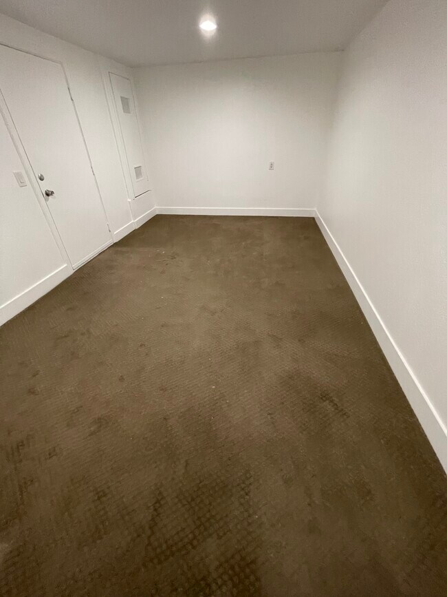 Large Bonus/1st Floor Room - 4347 Freedom Dr