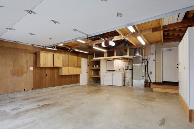 Building Photo - Remodeled 3 Bedroom 2 Bathroom Sunnyvale Home