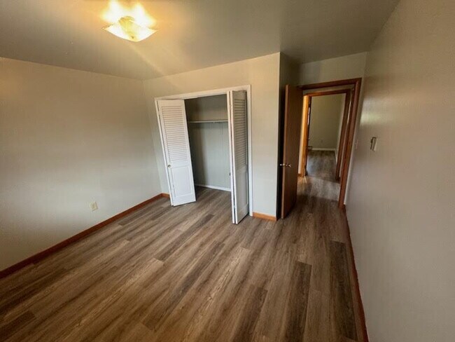 Building Photo - 2 Bed Single Level Apartment