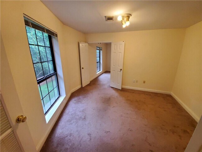 Building Photo - 4209 Pine Heights Dr NE