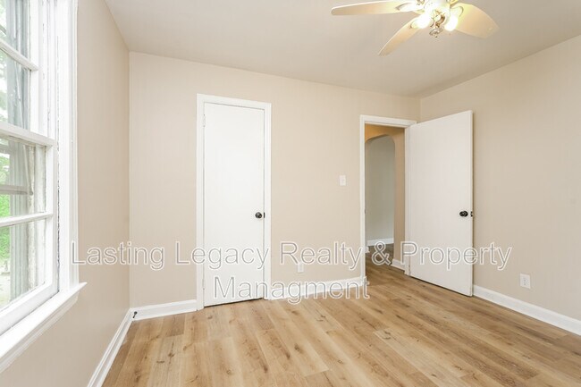 Building Photo - 817 Elon St