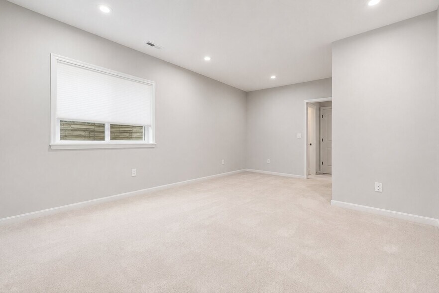 Building Photo - 807 Littleton Dr