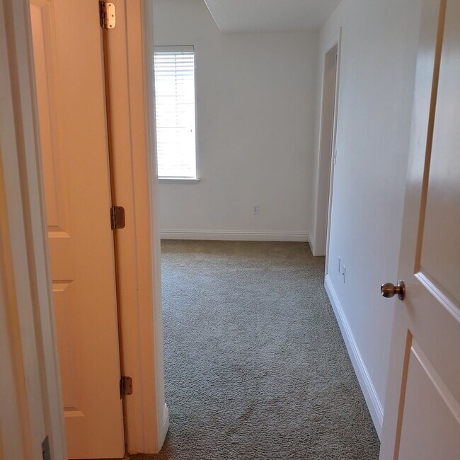 Building Photo - Nice main floor 3 BR 2 BTH Condo in awesome PG location