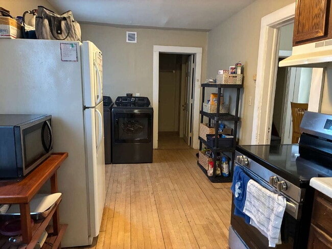 Building Photo - 4 Bedroom, 2 Full Bathroom Home With Central Air & Large Yard