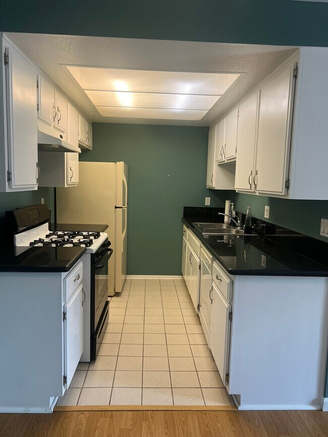 Building Photo - 232 W Tujunga Ave