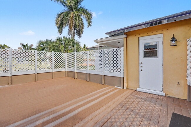 Building Photo - 240 Oleander Ave