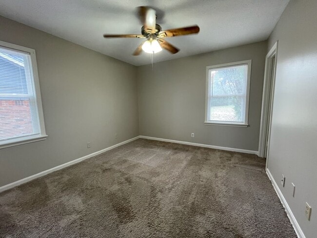 Building Photo - Colonial Hills' adorable home!