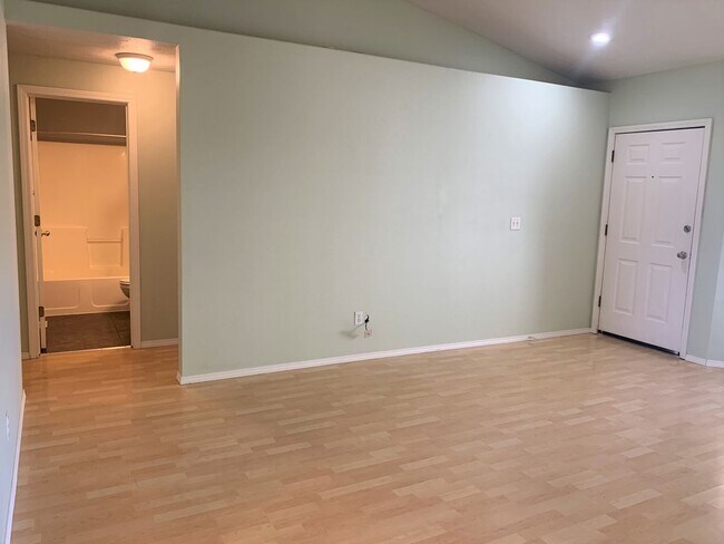 Building Photo - Charming 3 bed 2 bath home in a quiet Boise Neighborhood just off Glenwood and Hill Rd.