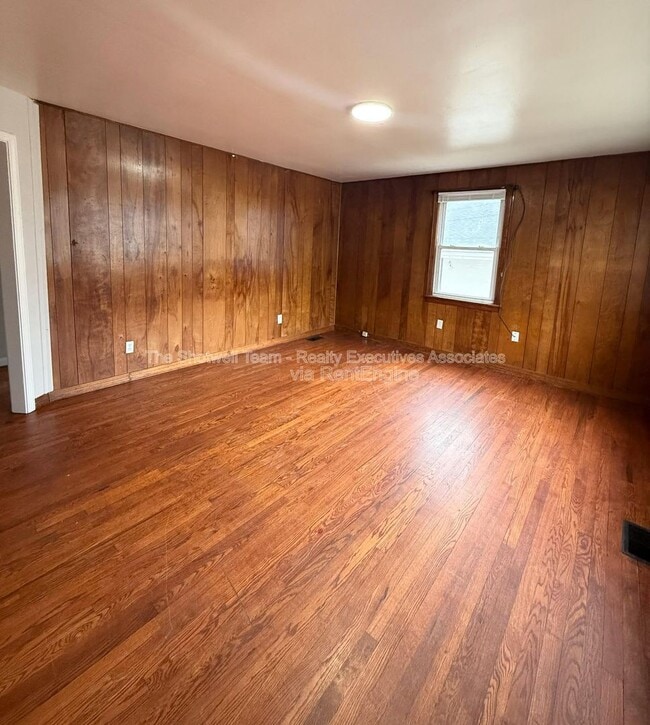 Building Photo - 2406 Wilson Ave