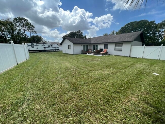 Building Photo - 652 Glenview Dr