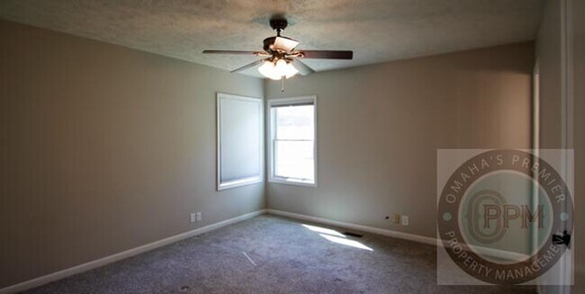 Building Photo - Millard 3 bed 3 bath with Park Access!