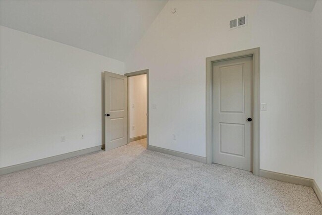 Building Photo - 2021 Warbler Dr