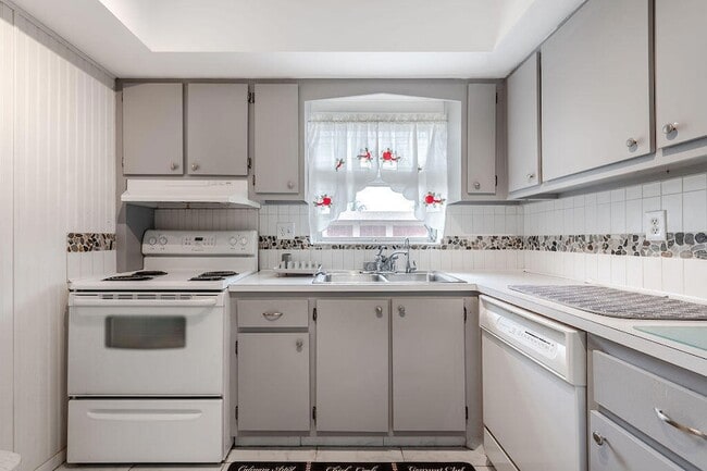 Building Photo - 2995 Crosley Dr W