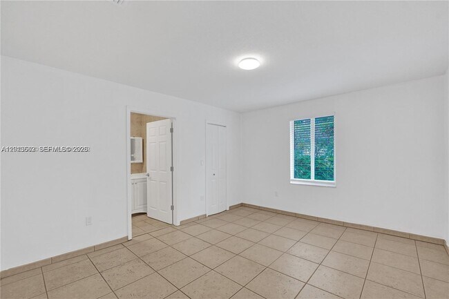 Building Photo - 2747 SW 17th St