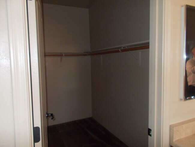 Building Photo - 4 Bedroom Home