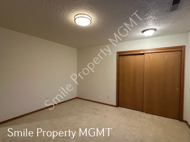 Building Photo - Lovely house with 4 bedrooms, 2 bonus room...