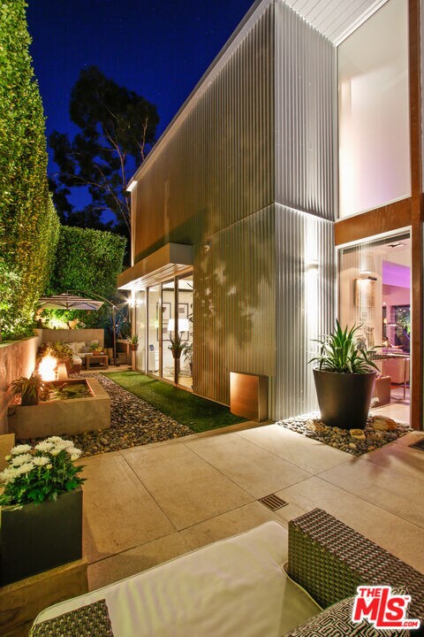 Building Photo - 9416 Beverlycrest Dr