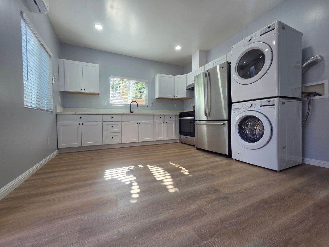 Building Photo - 1715 W 64th St