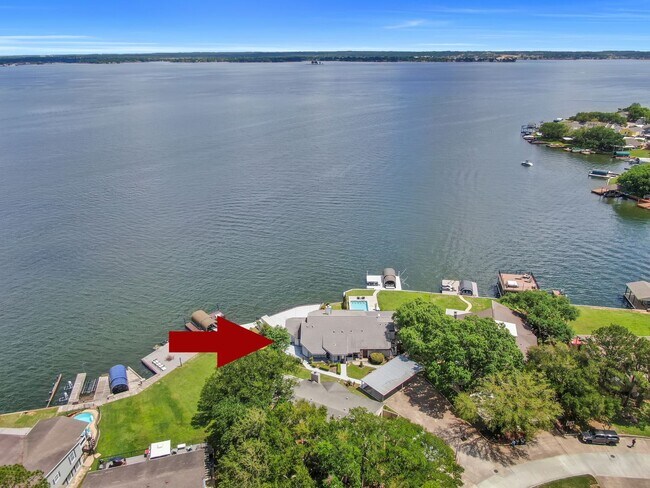 Building Photo - Fully Furnished 2 bedroom Lakefront with 1...