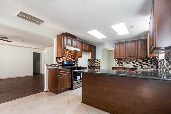 Building Photo - 5402 Sheraton Oaks Dr