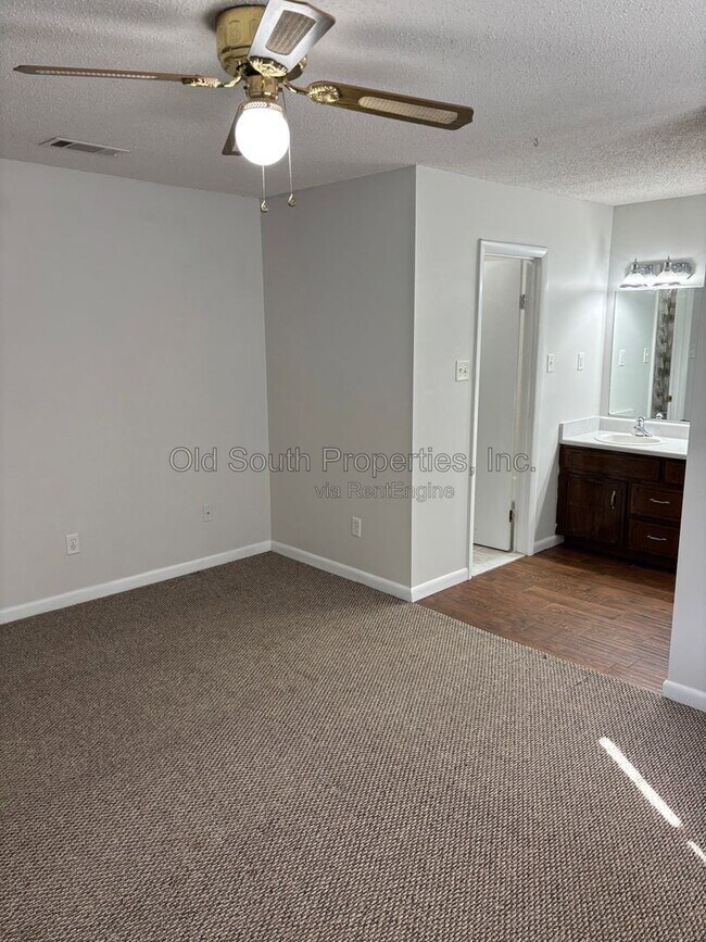 Building Photo - 8410 Williamsburg Cir