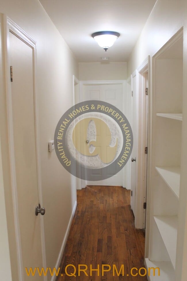 Building Photo - Available Now-- 3 Bedroom, 1 Bathroom Home...