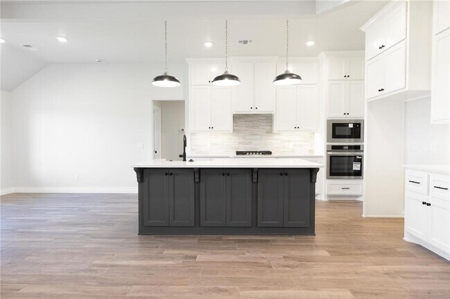 Building Photo - Brand New! 4 bedroom 3 bath home in Edmond...