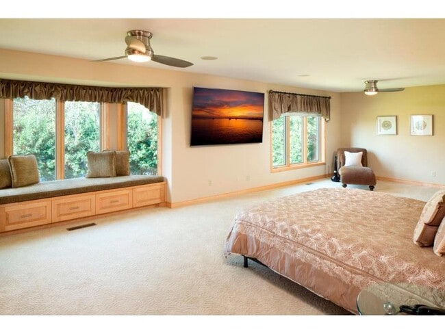 Building Photo - 1215 Oakview Rd