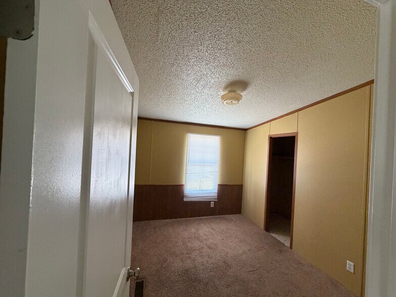 Building Photo - 2611 Warhorse St