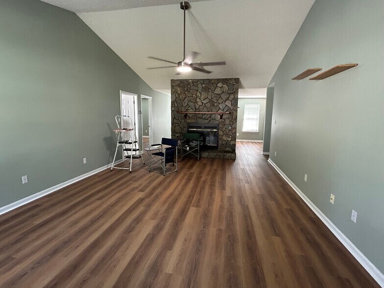 Building Photo - 111 Mockingbird Dr